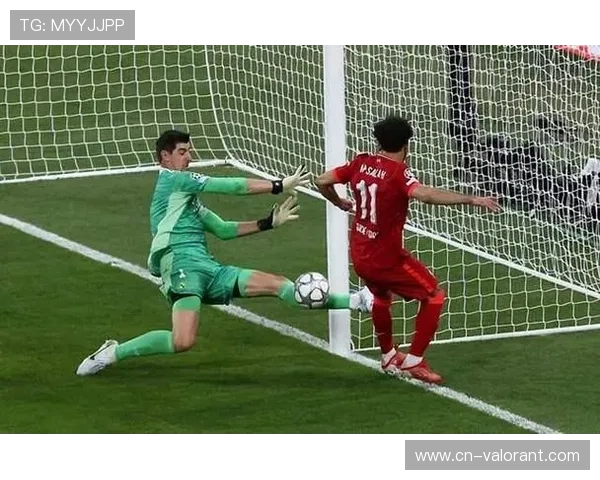 莱比锡红牛门将扑救瞬间，力保球门不失